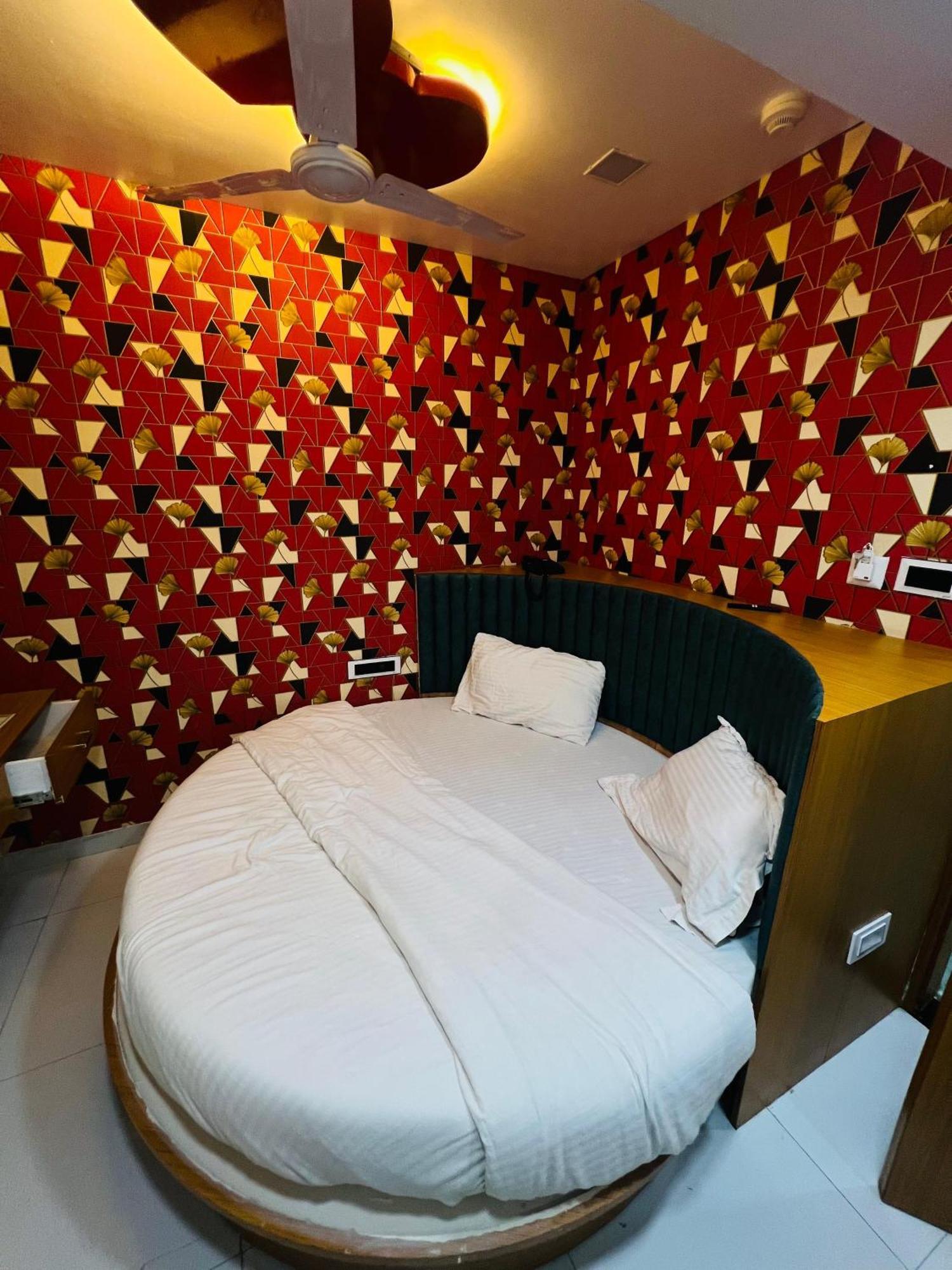 Hotel Exotic 아흐메다바드 외부 사진