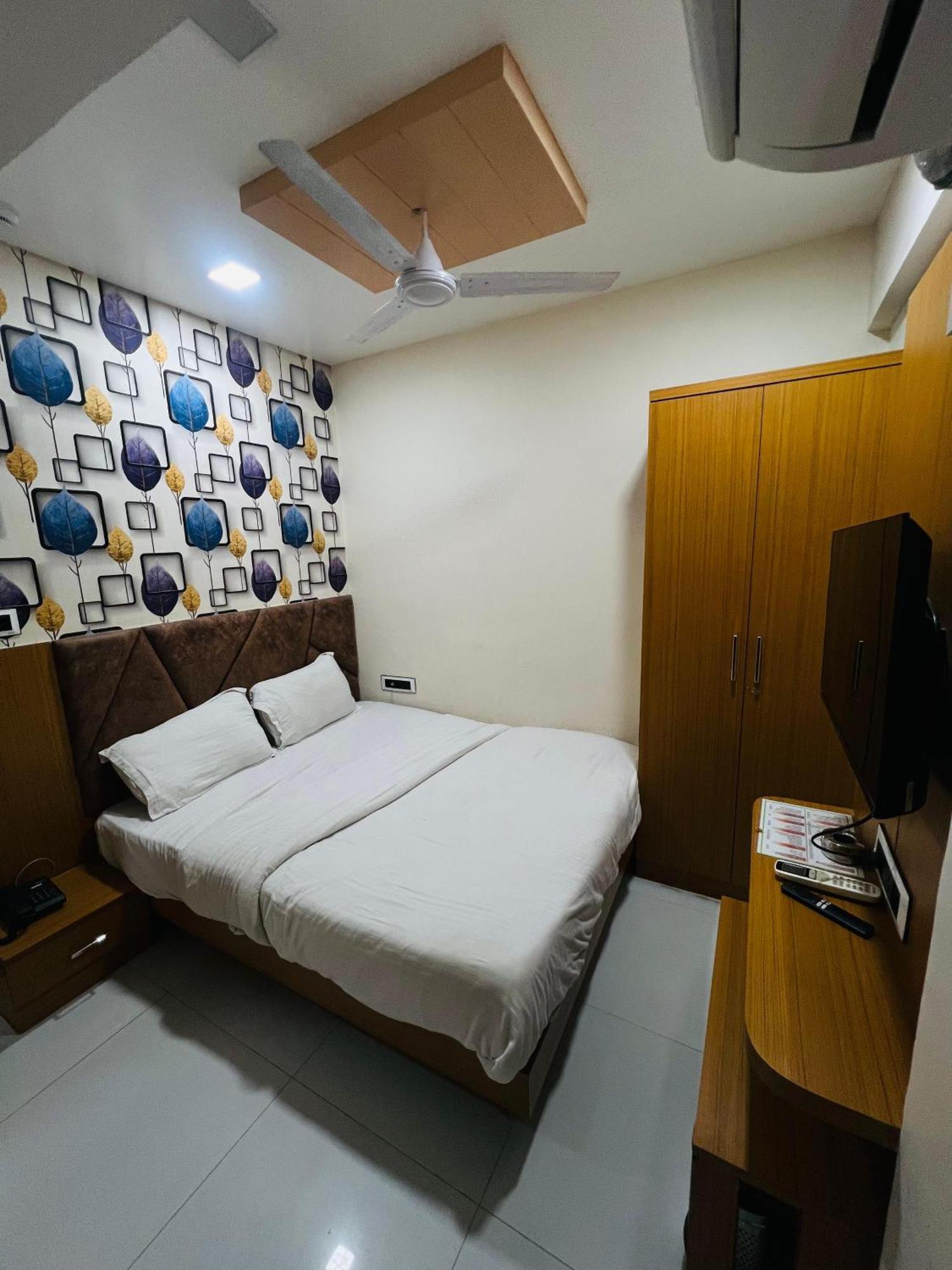 Hotel Exotic 아흐메다바드 외부 사진