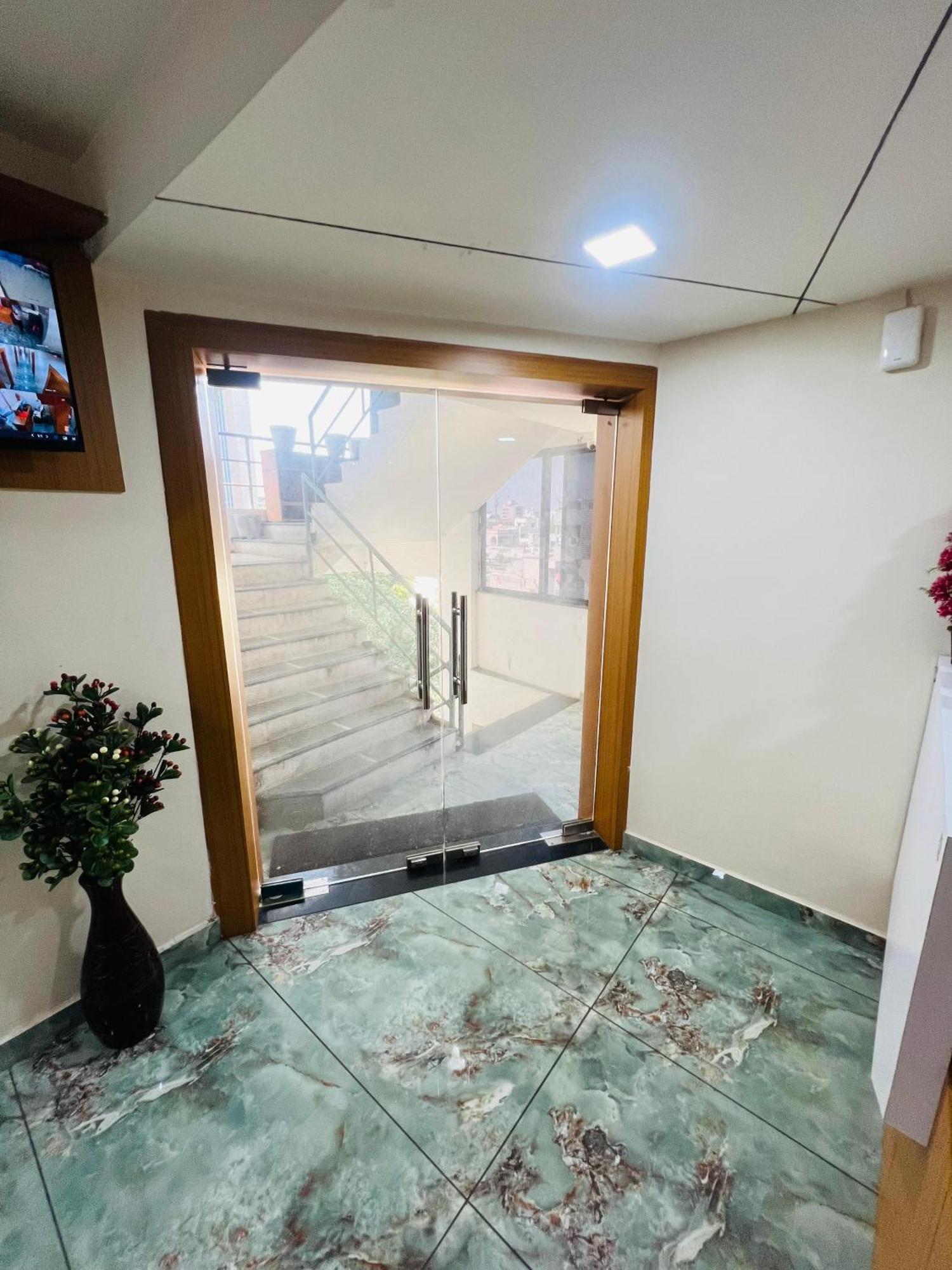 Hotel Exotic 아흐메다바드 외부 사진