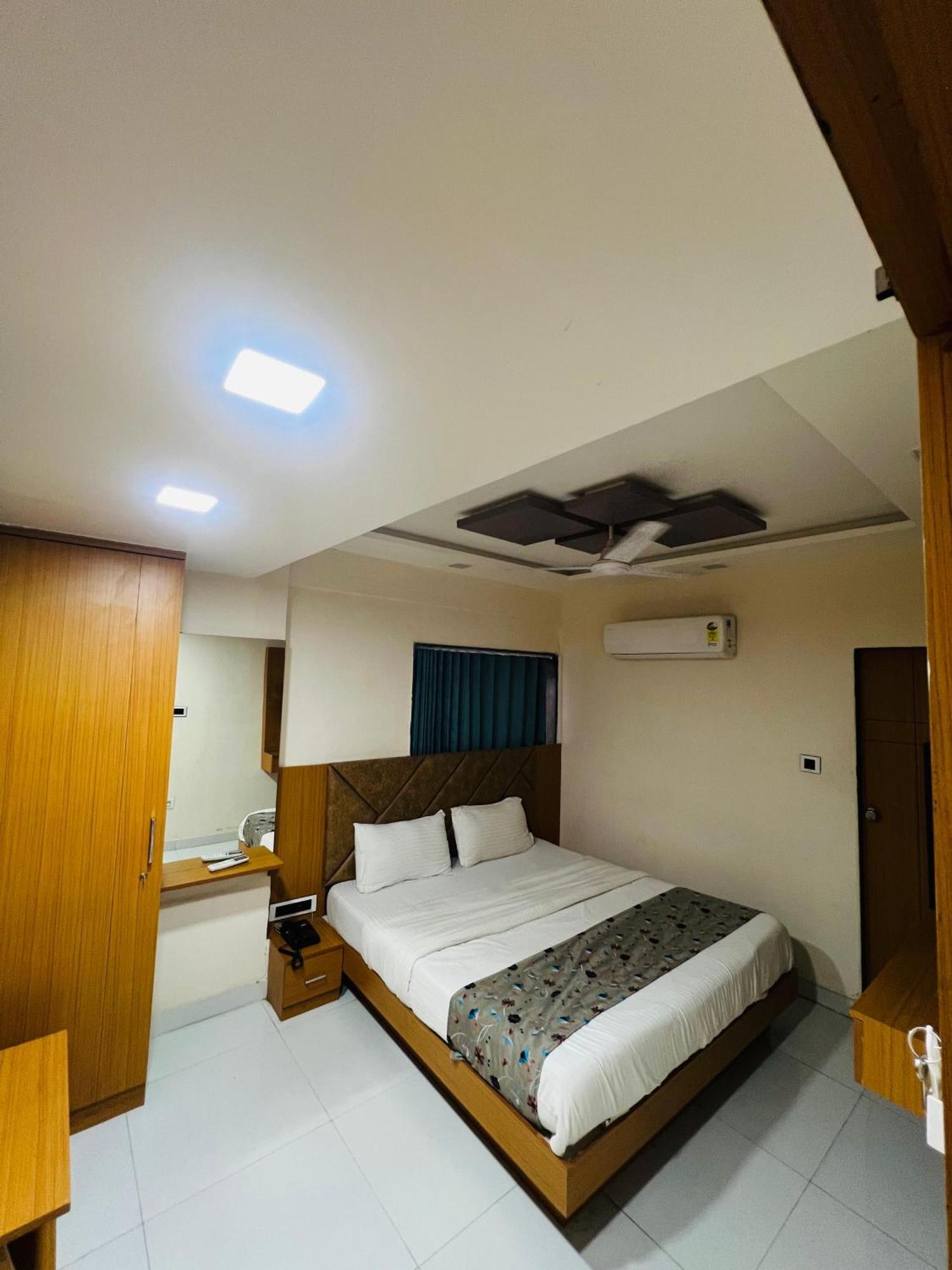 Hotel Exotic 아흐메다바드 외부 사진