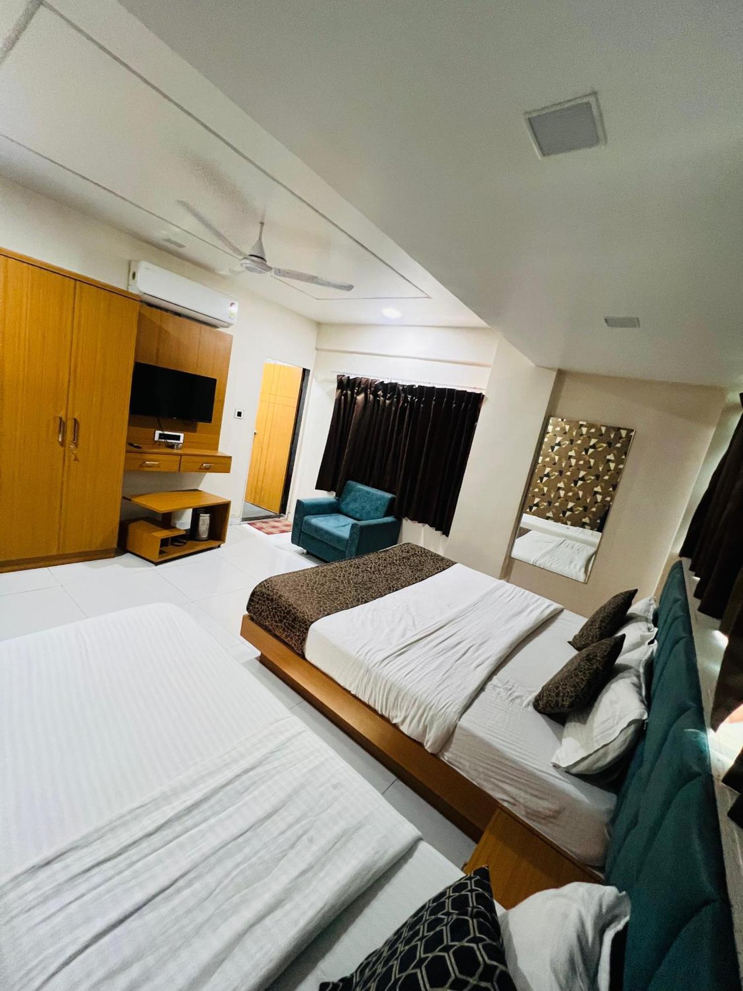 Hotel Exotic 아흐메다바드 외부 사진