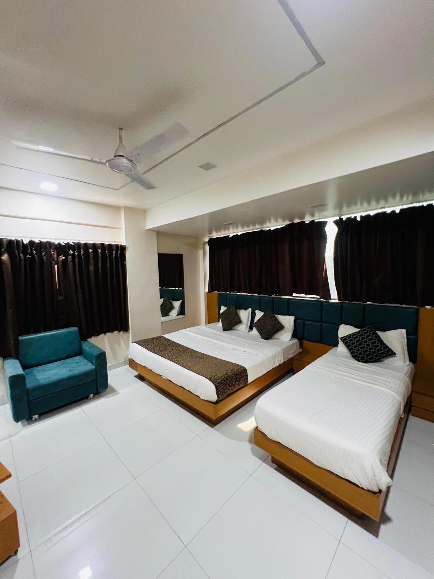 Hotel Exotic 아흐메다바드 외부 사진