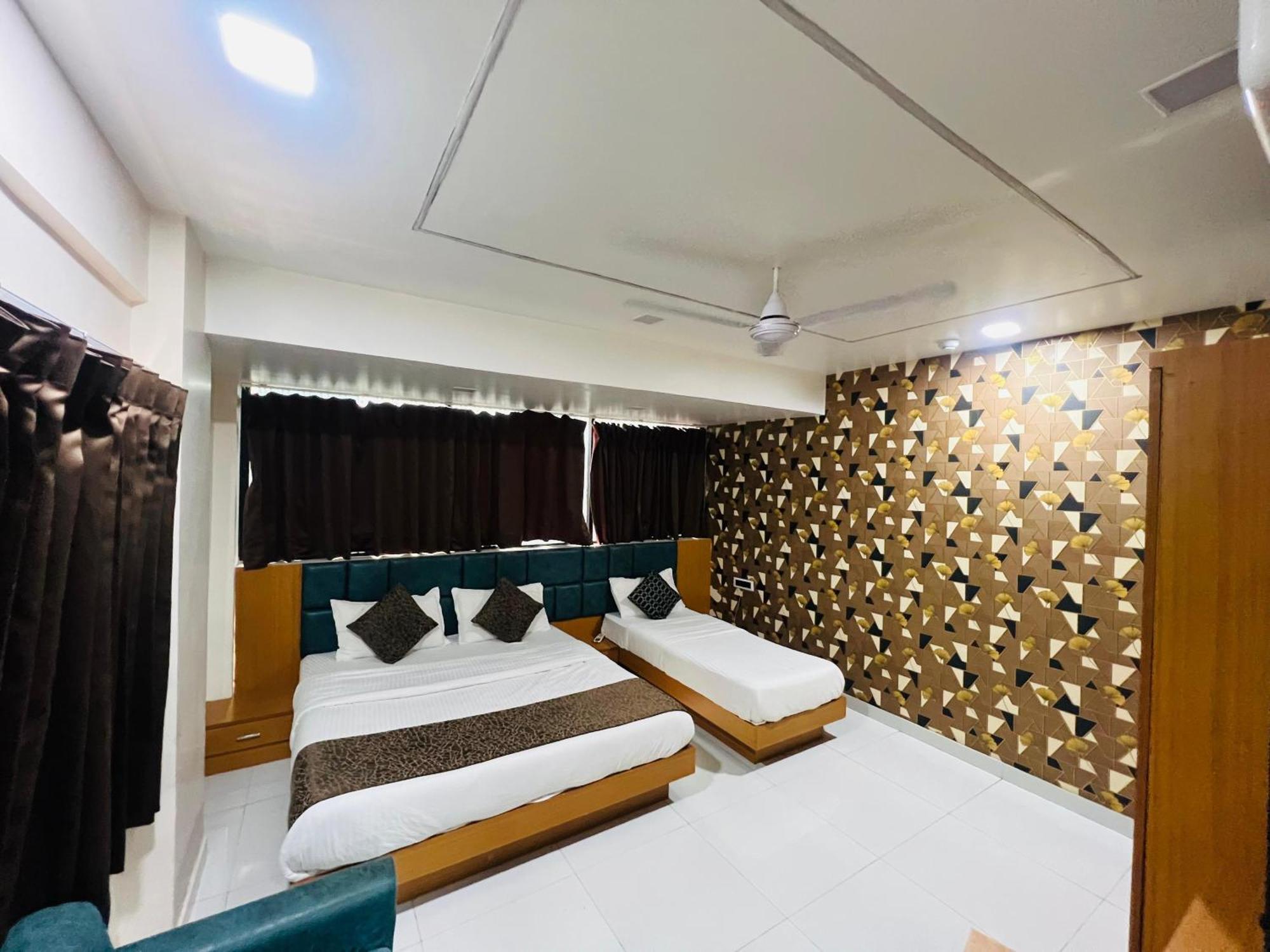 Hotel Exotic 아흐메다바드 외부 사진